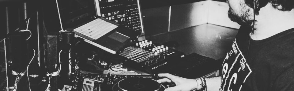 Freake Entertainment | DJ, Electro, Deep, Tech, House & Eventservice Österreich Freake Entertainment bietet professionelle DJ-Dienstleistungen, Eventtechnik, Live Acts, maßgeschneiderte Events sowie Open-Air- und Indoor-Partys in Österreich.