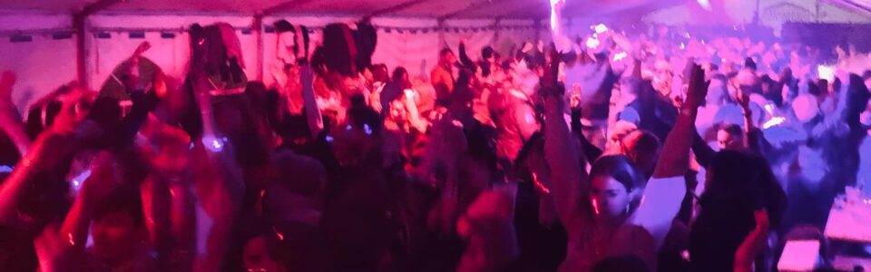 Freake Entertainment bietet professionelle DJ-Dienstleistungen, Eventtechnik, Live Acts, maßgeschneiderte Events sowie Open-Air- und Indoor-Partys in Österreich.